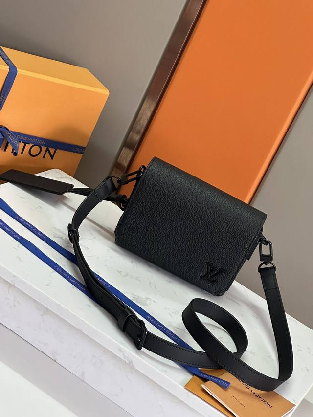 顶级原单 M82085 黑色 全皮男 差包系列 Fastline 迷你手袋 Fastline 迷你手袋结合粒面牛皮革和金属件,以翻盖的斜裁细节和正面角落的 Lv 顶级原单 M82085 黑色 全皮男 差包系列 Fastline 迷你手袋 Fastline 迷你手袋结合粒面牛皮革和金属件,以翻盖的斜裁细节和正面角落的 Lv