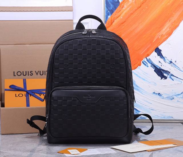 顶级原单品质型号：N40094 Campus 双肩包 本款 Campus 双肩包的 Damier Infini 牛皮呈现银色光泽，品牌经典 Damier 棋盘格