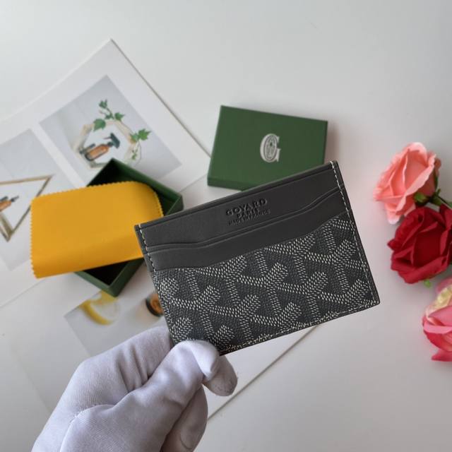 G0Yard 戈雅 成立于1853年，已超过 年的历史，Goyar 戈雅卡包便携随身携带，轻便 耐磨材质，绝对是你旅途中最好伴侣，全部定制材质，致敬Goyard