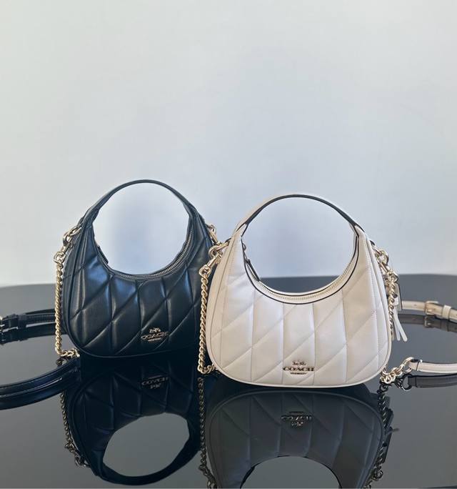 Cy710，新款月牙包3色，配有可调节式肩带，可斜挎手拎，小巧型，粒面羊皮刺绣包身，柔柔软软的手感还是挺暖的， 尺寸约 20 7 20