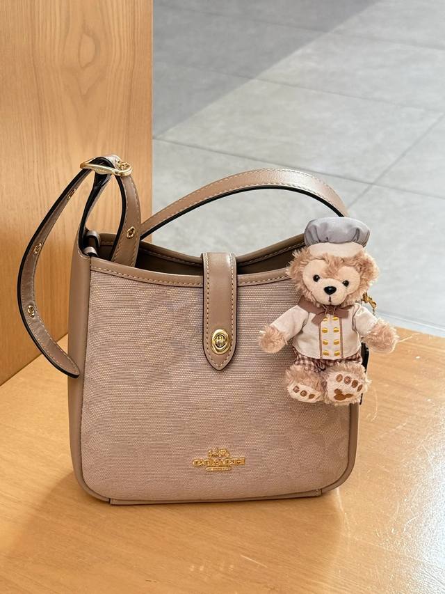 Coach蔻驰 Hadley Crossbody迷你斜挎包 经典标志老花Logo Hadley 哈德利迷你斜挎包 材质织物配牛皮革 .内置拉链袋 .旋锁开合，织