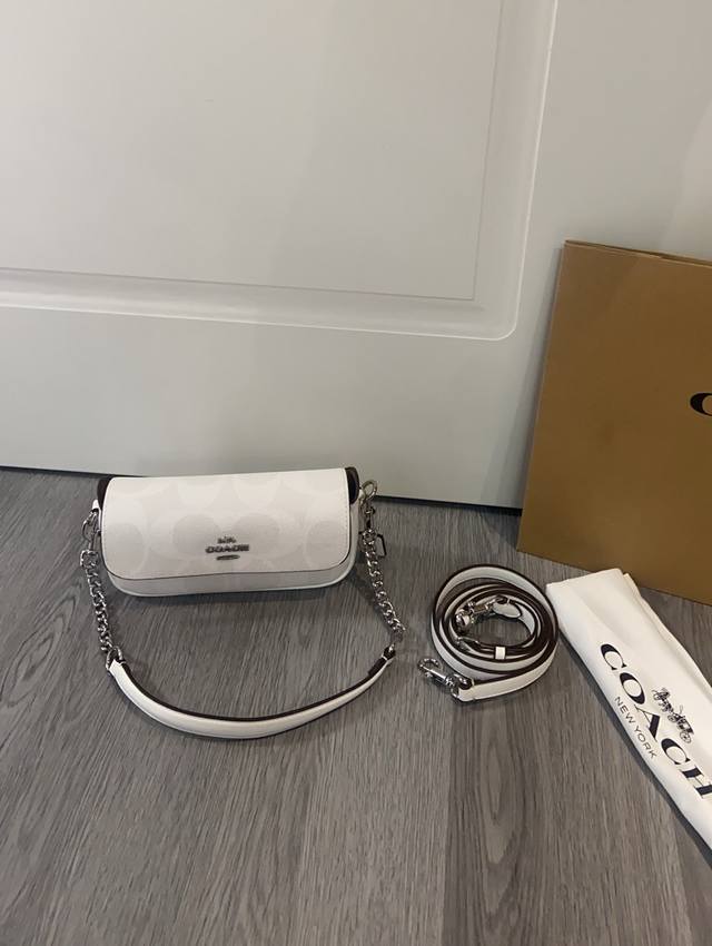 Coach2025年2月新品 Can70 Hailey 包包 冰川白夏天超好看 可以斜跨单肩 包型立挺，经典印花，尽显精致格调，日常出行物品随性装载，尺寸20