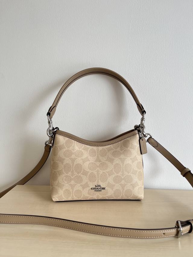 Cbh15 Mini Laurel系列流浪包 单肩斜挎包。的一塌糊涂，依旧是经典老花料配头层牛皮材质，配长短两根肩带，手拎单肩斜挎都可以，慵懒造型，开口弧形设计