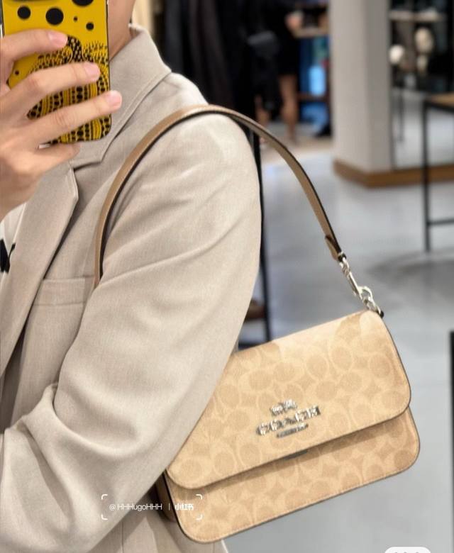 12月品新 Cx798 腋典经下包Brynn配新耶色 大Logo 撞色接拼设的计Brynn有造感型，以可挎斜. 。