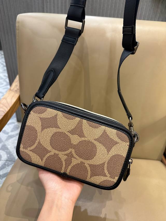 新品 Coach 蔻驰奥莱老花Cab80 压花Cy888男士老花Wyatt 斜挎单肩包通勤相机包，人造革，2个信用卡槽，双拉链开合，织物衬里，垂直长度71Cm可