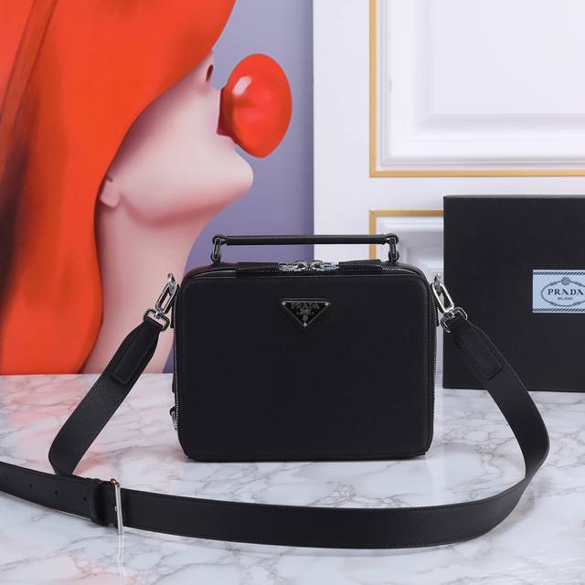 回货Prada相机包男女同款也太可爱了叭 Prada小方包相机包实在太可爱了。别看它很迷你,装起东西来不比方胖子的少,最重要的 是可以装Iphonex,Plus 回货Prada相机包男女同款也太可爱了叭 Prada小方包相机包实在太可爱了。别看它很迷你,装起东西来不比方胖子的少,最重要的 是可以装Iphonex,Plus