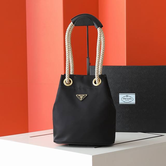 9新款水桶包1Be082布走秀款 这款Re-Nylon 手袋的設計采用尼龙面料和小牛皮。獨特的組合添上迷人點綴。滑動式繩索手挽凸顯這款手袋的靈活百搭，方便手提或