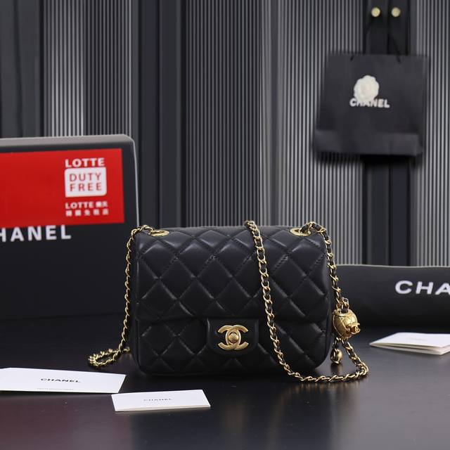回货配全套礼盒 Chane口盖包 这款上身背了之后真的怎么看怎么喜欢 Size是方胖子的感觉 小小方方的 配上可调节链条长度的金属球 感觉更精致了 可以正常Cr