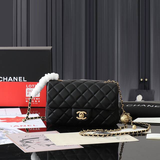 新款配全套礼盒 Chane口盖包 这款上身背了之后真的怎么看怎么喜欢 Size是方胖子的感觉 小小方方的 配上可调节链条长度的金属球 感觉更精致了 可以正常Cr