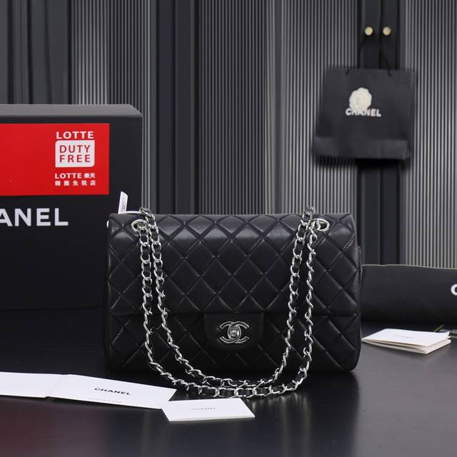 回货，银扣配全套礼盒 Chanel独家质量实拍出货官网同步更新香奈儿经典1112羊纹，夏天款来袭Chanel 斜挎包，小绵羊皮搭配酒红色内里 时尚新宠 尺寸: