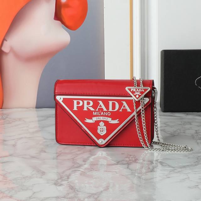 回货大三角翻盖1Bh189 新款大三角形徽标最初装点于Mario 设计，特显包潮流风格，配有可调节可拆卸的链条肩带 110长 ，简约大气赋予包身一抹鲜明的摩登格