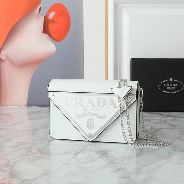 回货大三角翻盖1Bh189 新款大三角形徽标最初装点于Mario 设计，特显包潮流风格，配有可调节可拆卸的链条肩带 110长 ，简约大气赋予包身一抹鲜明的摩登格