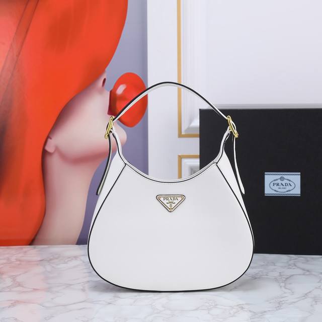 回货Cleo1Bc179新款腋下包 这款斜挎包采用进口小牛包，内配进口羊皮，不管手提还是单肩都是很有味道，上身效果杆杆的。容量实用性非要强 ，手感柔软，满满的高