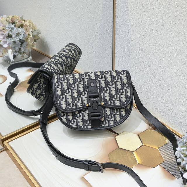 Dio.R Gallo 配盒子 信使包 这款 Gallop 信使包是本季新品,时尚而简约。采用米色和黑色 Oblique 印花提花面料精心制作,搭配黑色粒面牛皮 Dio.R Gallo 配盒子 信使包 这款 Gallop 信使包是本季新品,时尚而简约。采用米色和黑色 Oblique 印花提花面料精心制作,搭配黑色粒面牛皮