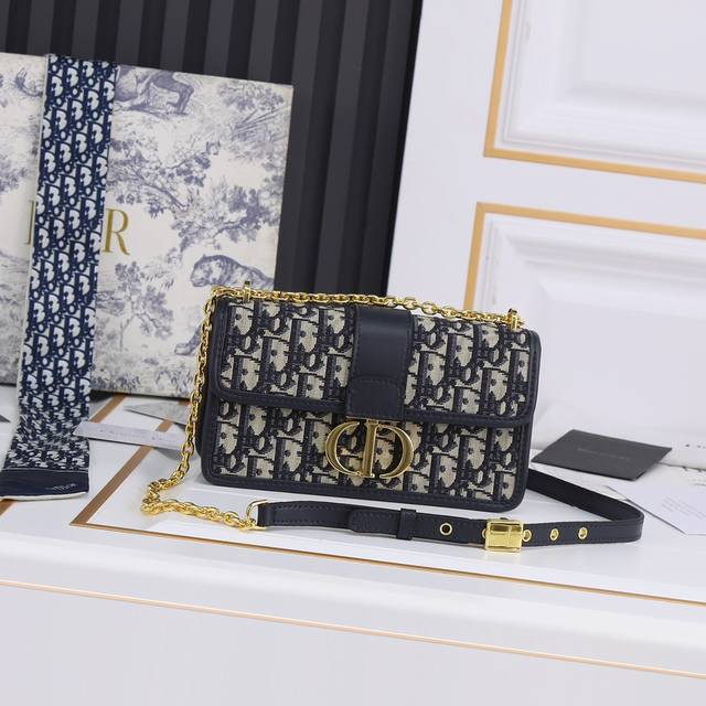 升级版本 对版五金 新款小号 Di0R 30 Montaigne蒙田包，灵感来自Dior1947年创立以来，于蒙田大道30号的经典存在。整个包型，是以当代流行的