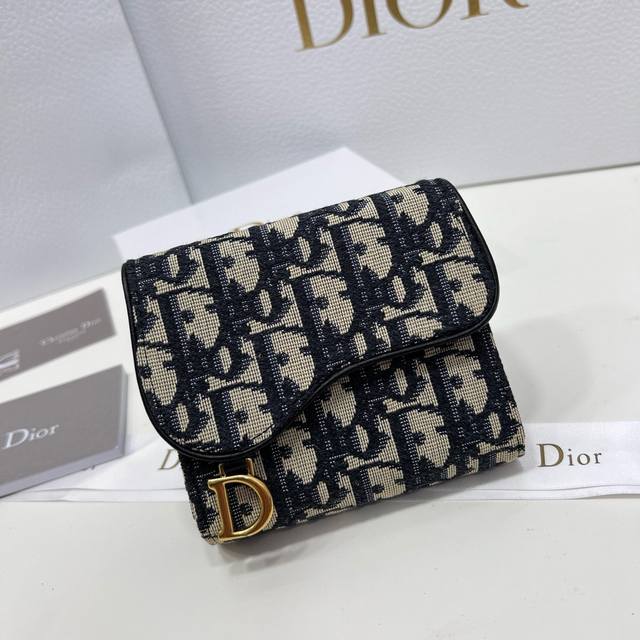 Dior 2381颜色 黑 灰 枣红尺寸：11*10*2 专柜秋冬新款火爆登场！采用头层牛皮，做工精致， 媲美专柜！多功能小卡包，超级实用