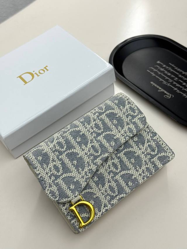 品牌:Dior 0611 颜色 乳白色尺寸 10.5*7 Dior 专柜最新款出货!D家新款马鞍小卡包出货!小小一只,能放十几张卡和几张现金,对于现在人来说足够 品牌:Dior 0611 颜色 乳白色尺寸 10.5*7 Dior 专柜最新款出货!D家新款马鞍小卡包出货!小小一只,能放十几张卡和几张现金,对于现在人来说足够