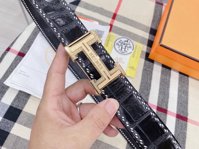 爱马仕鳄鱼采用进口牛皮压制鳄鱼骨带身。 整条不拼接 纹路清晰 强韧紧密 跟真鳄鱼皮可对比 成功男士的标配 搭配高档精钢扣，宽度3.8厘米 牛逼格 送礼自用首选。