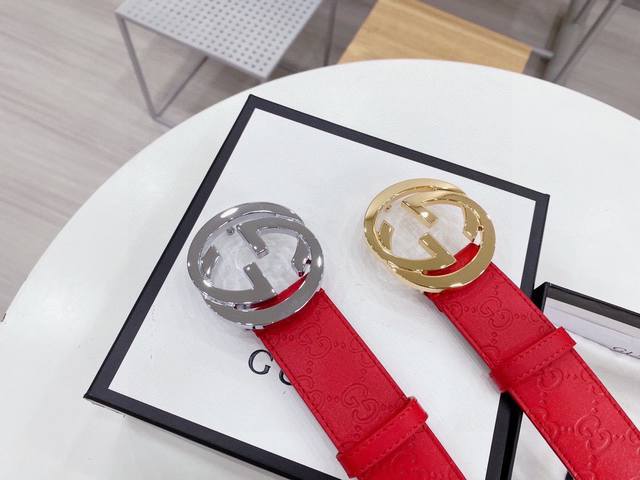 古奇 Gucci初见于1970年代的Gg标识，其演化之路从未止息。借助特殊工艺将标志性图案压印在牛皮上，印花效果独特，纹路清晰稳定。