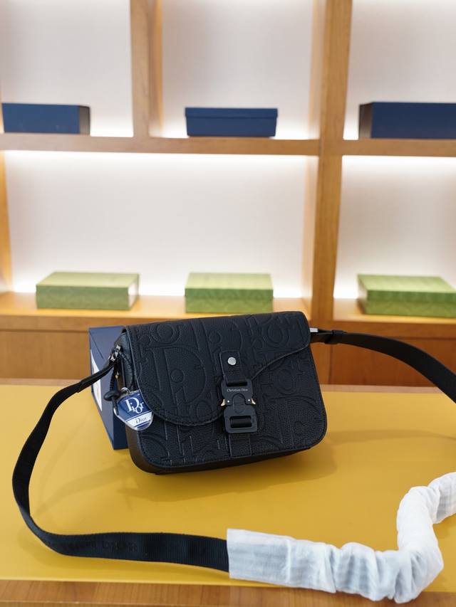 迪奥 官网同步 高版本 斜挎单肩背包 永恒不过时的标志性产品 纯原单牛皮 顶级五金制作 非市面普通版本 贸易公司订单货 全部实拍 实用性非常高 完全不用担心穿搭