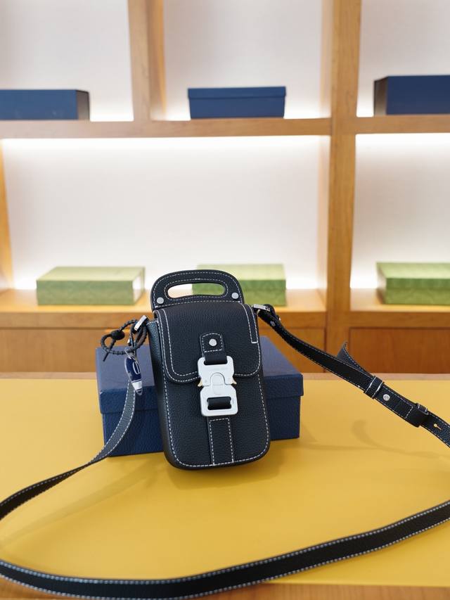 迪奥 官网同步 高版本 斜挎单肩背包 永恒不过时的标志性产品 纯原单牛皮 顶级五金制作 非市面普通版本 贸易公司订单货 全部实拍 实用性非常高 完全不用担心穿搭