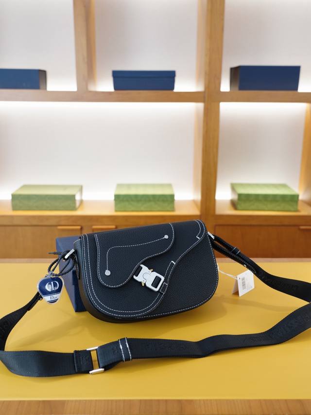 迪奥 官网同步 高版本 斜挎单肩背包 永恒不过时的标志性产品 纯原单牛皮 顶级五金制作 非市面普通版本 贸易公司订单货 全部实拍 实用性非常高 完全不用担心穿搭