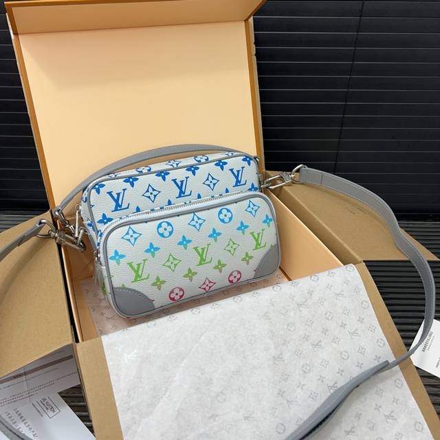 Louisvuitton 路易威登 Spring Capsule灰白色肩带邮差包 Archive 拉链设计 涂层帆布 单肩斜挎手提包 邮差包 经典百搭 实物拍摄