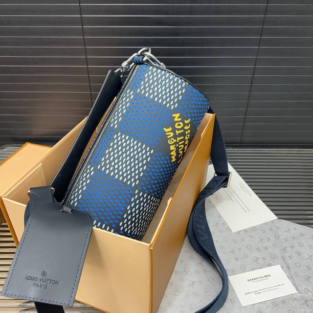 Louisvuitton 路易威登 Soft Polochon 可拆卸可调节肩带拉链开合 涂层帆布 手提包 圆筒包 男女通用单肩斜挎包 经典百搭 实物拍摄 配送