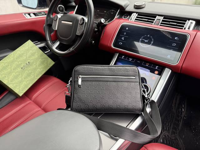 高端货 新款 “ Gucci ”古奇单肩包 Gucci古驰牛皮斜挎包 可调节肩带磁吸扣开合 粒面软皮 头层牛皮 单肩斜挎包 男款 黑色 超高清五金Logo标志、