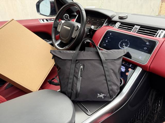 高端货 新款 “ Arcteryx ”始祖鸟单肩包始祖鸟手提斜挎包 经典老花满印可调节可拆卸肩带 涂层帆布拼牛皮革饰边 猴子包手提单肩斜挎旅行包 男女款 黑色