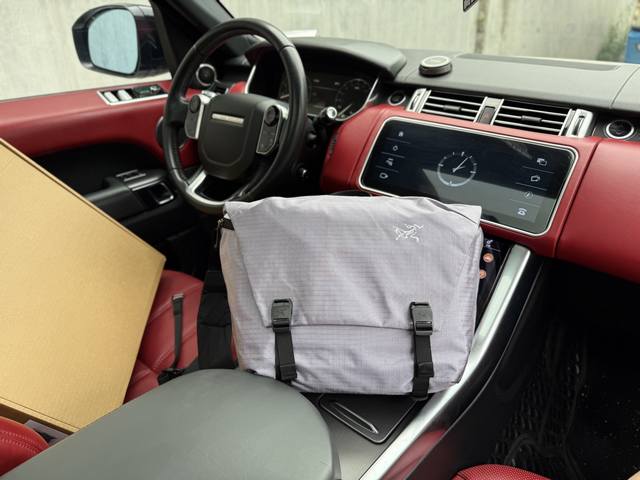 高端货 新款 “ Arcteryx ”始祖鸟单肩包始祖鸟斜挎包 经典老花满印可调节可拆卸肩带 涂层帆布拼牛皮革饰边 猴子包手提单肩斜挎旅行包 男女款 奶灰色 单 高端货 新款 “ Arcteryx ”始祖鸟单肩包始祖鸟斜挎包 经典老花满印可调节可拆卸肩带 涂层帆布拼牛皮革饰边 猴子包手提单肩斜挎旅行包 男女款 奶灰色 单