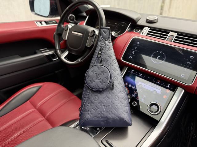 高端货 新款 “Louis Vuitton”Lv胸包 路易威登单肩包 M24467 Louis Vuitton Duo Slingbag Monogram Sh 高端货 新款 “Louis Vuitton”Lv胸包 路易威登单肩包 M24467 Louis Vuitton Duo Slingbag Monogram Sh