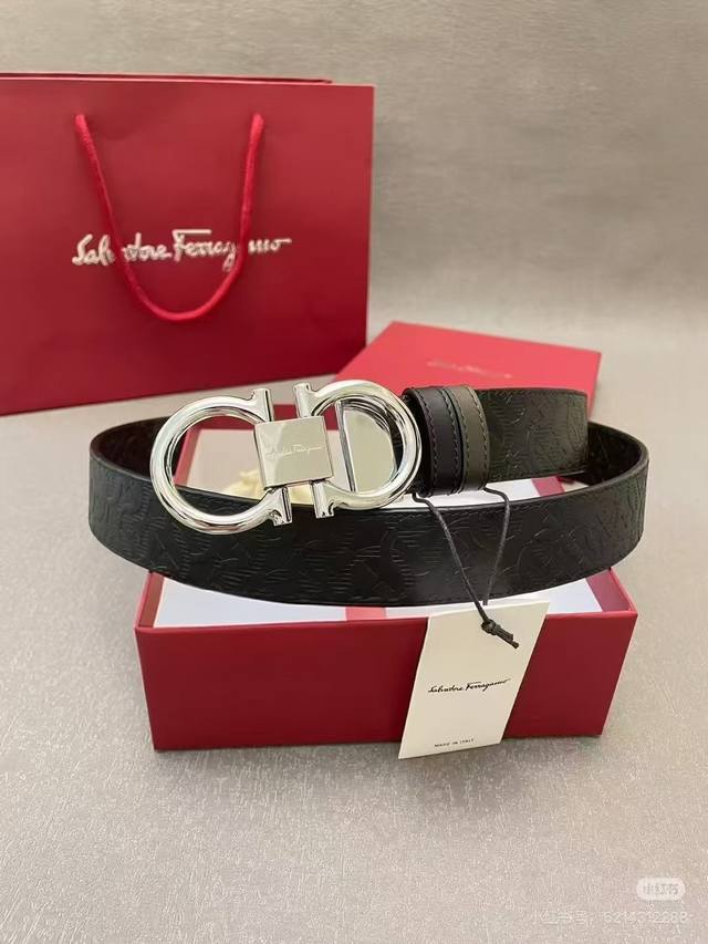 菲拉格慕 这款皮带以现代风格重新演绎经典款双面设计，双面可用 双面颜色搭配 一条带顶两条带用。一面黑色一面咖啡。意大利进口牛皮。