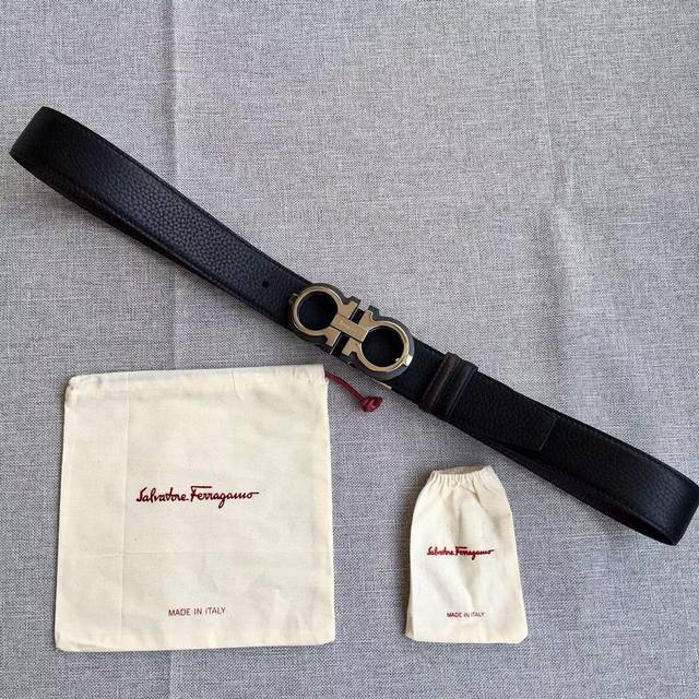 礼物 菲拉格慕这款时髦的双面皮带采用双色设计，柔软的牛皮经过手工处理，双面可用 一面黑色一面咖啡色打造出极其柔韧的触感。Gancini扣饰饰有对比细节，风格时尚