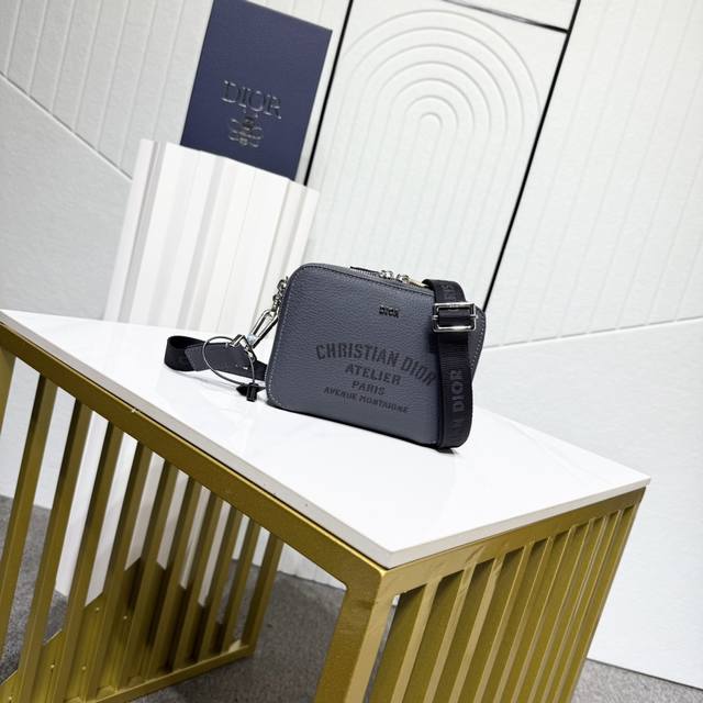 特价 Dior 迪奥“Christian Dior Atelier”标志斜挎包 型号：2Dsbc119Uat 灰色皮丝印 尺寸：17* 12.5*5Cm 实物拍
