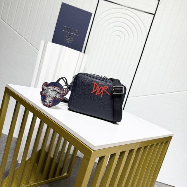 特价 Dior迪奥男士提花手拿包 斜挎相机包 小相机包牛头蓝皮 尺寸:17*12.5*5Cm 实物拍摄,图同货一致 重金正品打版复刻进口原版头层小牛皮复刻皮质超 特价 Dior迪奥男士提花手拿包 斜挎相机包 小相机包牛头蓝皮 尺寸:17*12.5*5Cm 实物拍摄,图同货一致 重金正品打版复刻进口原版头层小牛皮复刻皮质超