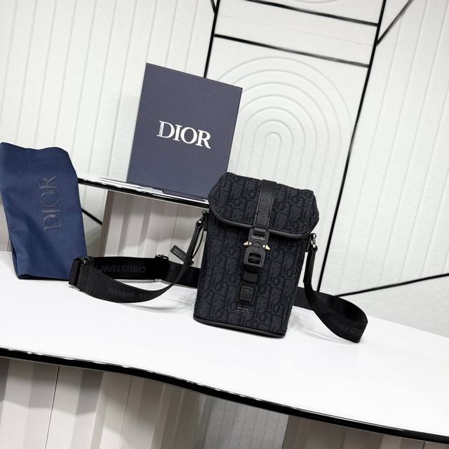 市场最高版本，欢迎对比 专柜买版复刻 保证进口头层牛皮，拒绝二层皮，拒绝超纤皮 迷你 Dior Hit The Road 竖版翻盖信使包 黑色 Oblique