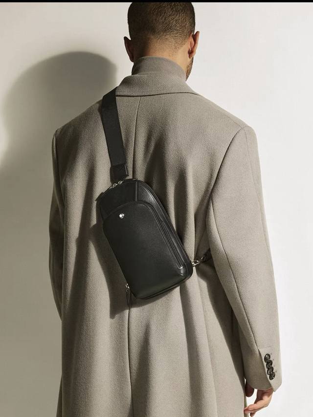 原单高品质，万宝龙男仕休闲胸包爆款 专柜同步，原版进囗头层牛皮，高端G麦！ 意大利原版牛皮搭配.欢迎对比高雅的造型，秉承严谨考究的工艺，精美耐用 男人用的包，品