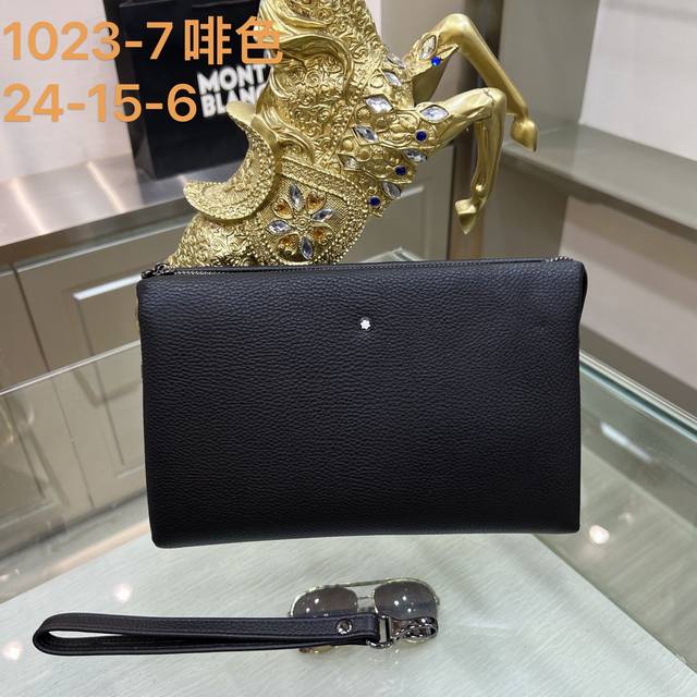 Montblanc万宝龙1023-7啡 万宝龙匠心手拿包系列，风格现代，天生有着随时随地保持精致时尚的造型，并且实用，始终品味高雅，这个系列被称为“精致高雅的时