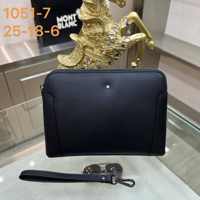 Montblanc万宝龙 手拿包 双拉设计 采用进口顶级头层原版手掌纹皮 手感舒适 简单大气的Logo 高端休闲版型 品质气质同步而行 型号：1051-7 尺寸
