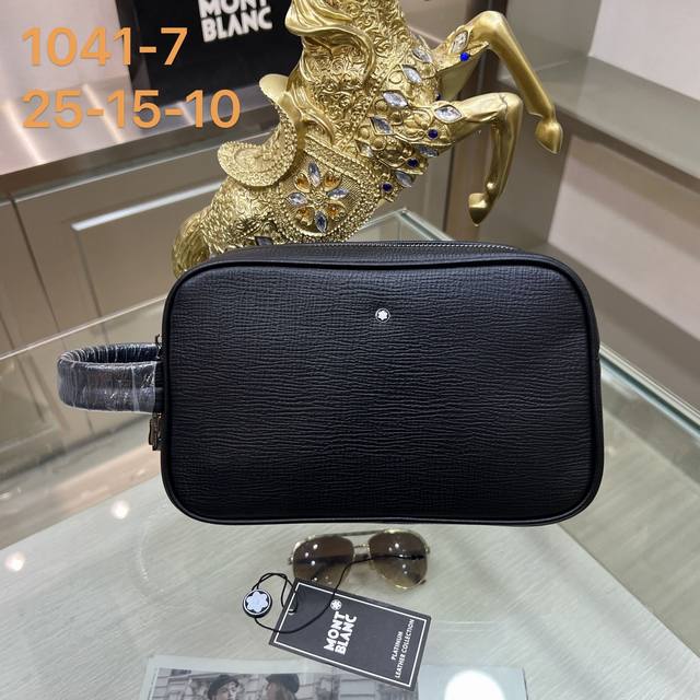 Montblanc 万宝龙手拿包 洗漱包 1041-7，复古且高级！简约风格十分百搭，进口牛皮材质也特耐磨损，包型整体挺阔饱满，这个系列被称为“精致高雅的时尚引