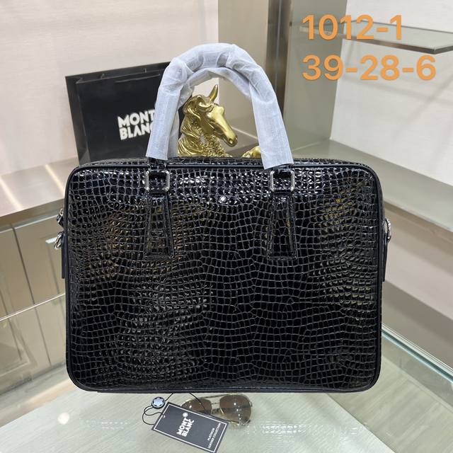 Montblanc 万宝龙1012-1 公文包 采用鳄鱼纹牛皮材质也特耐磨损,便于日常打理、有足够的空间收纳电子产品和随身物品,敢于追求内心热爱的精英人士与潮流 Montblanc 万宝龙1012-1 公文包 采用鳄鱼纹牛皮材质也特耐磨损,便于日常打理、有足够的空间收纳电子产品和随身物品,敢于追求内心热爱的精英人士与潮流