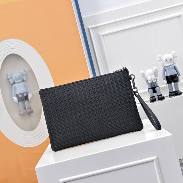 Bv葆蝶家升级版 Bottega Veneta最新款Bv手拿包 官网同步 采用顶级皮料 手感柔软舒适超赞 专柜原装乌钢五金专用里布 尺寸31X1X21Cm 17 Bv葆蝶家升级版 Bottega Veneta最新款Bv手拿包 官网同步 采用顶级皮料 手感柔软舒适超赞 专柜原装乌钢五金专用里布 尺寸31X1X21Cm 17