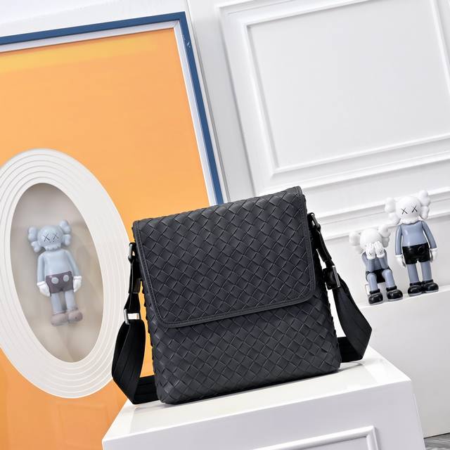 Bv葆蝶家升级版 Bottega Veneta最新款Bv斜挎包 官网同步 采用顶级皮料 手感柔软舒适超赞 专柜原装乌钢五金专用里布 尺寸26X5X29Cm 63