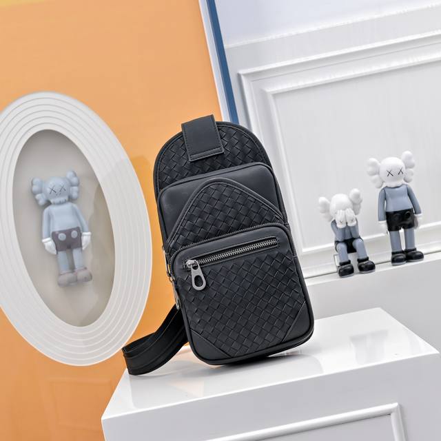 Bv葆蝶家升级版 Bottega Veneta最新款Bv胸包 官网同步 采用顶级皮料 手感柔软舒适超赞 专柜原装乌钢五金专用里布 尺寸16X6X32Cm 226 Bv葆蝶家升级版 Bottega Veneta最新款Bv胸包 官网同步 采用顶级皮料 手感柔软舒适超赞 专柜原装乌钢五金专用里布 尺寸16X6X32Cm 226