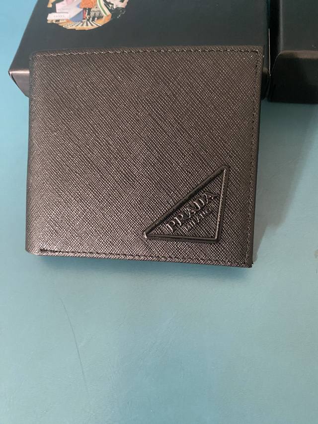 Prada男士短款钱夹专柜最新款式,官网同步,正品开发,型号2M0513# 颜色 如图 牛皮质感极好,螺纹里布 进口白钢五金配件复杂拼色设计,更加时尚独特尺寸: Prada男士短款钱夹专柜最新款式,官网同步,正品开发,型号2M0513# 颜色 如图 牛皮质感极好,螺纹里布 进口白钢五金配件复杂拼色设计,更加时尚独特尺寸: