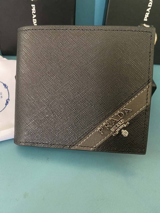 Prada男士短款 油边新标 钱夹专柜最新款式,官网同步,正品开发,型号2M0513# 颜色 如图 牛皮质感极好,螺纹里布 进口白钢五金配件复杂拼色设计,更加时 Prada男士短款 油边新标 钱夹专柜最新款式,官网同步,正品开发,型号2M0513# 颜色 如图 牛皮质感极好,螺纹里布 进口白钢五金配件复杂拼色设计,更加时