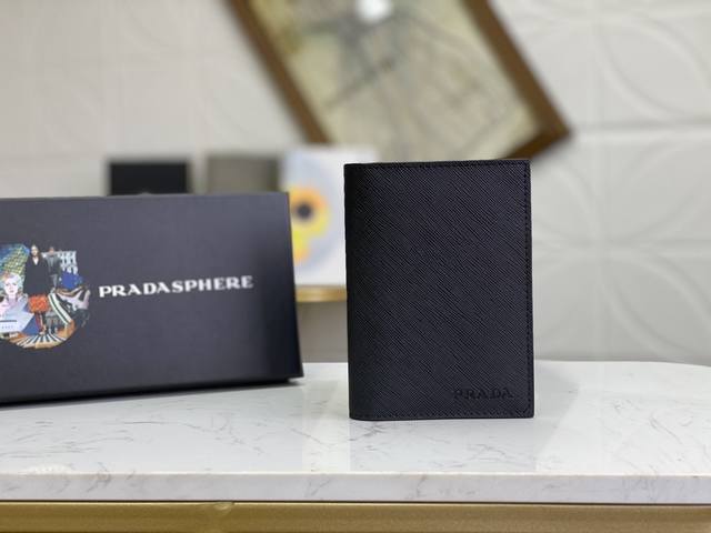 Prada最新男士护照夹专柜最新款式,官网同步,正品开发,型号2Mv017#颜色:黑色 如图所、内码224代工码十字纹牛皮质感极好,进口螺纹里布 进口环保油边, Prada最新男士护照夹专柜最新款式,官网同步,正品开发,型号2Mv017#颜色:黑色 如图所、内码224代工码十字纹牛皮质感极好,进口螺纹里布 进口环保油边,