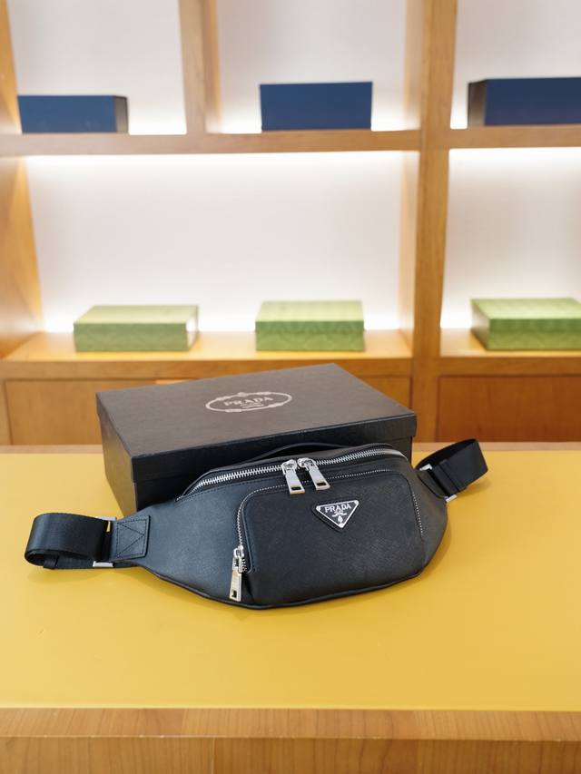 普拉达 官网同步 高版本 腰包 永恒不过时的标志性产品 纯原单牛皮 顶级五金制作 非市面普通版本 今年Prada最爱的款式 全部实拍 实用性非常高 完全不用担心
