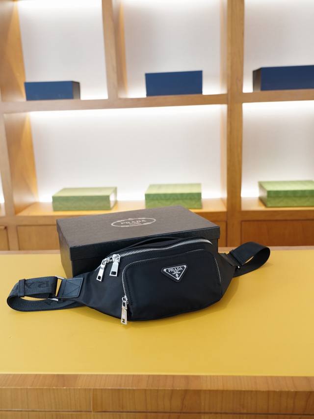 普拉达 官网同步 高版本 腰包 永恒不过时的标志性产品 纯原单布料 顶级五金制作 非市面普通版本 今年Prada最爱的款式 全部实拍 实用性非常高 完全不用担心